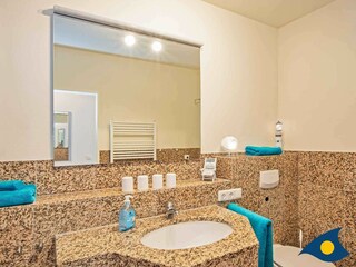 Badezimmer mit Dusche und WC