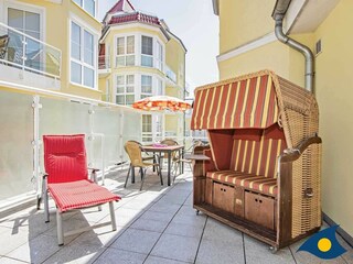Dachterrasse mit Sitzmöglichkeiten und Strandkorb