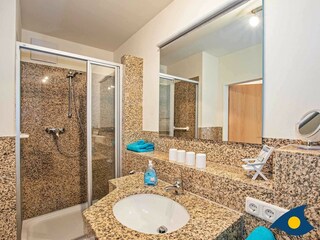 Badezimmer mit Dusche und WC