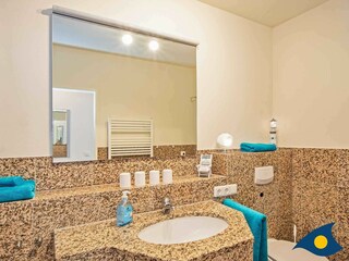 Badezimmer mit Dusche und WC