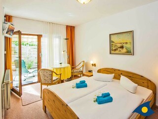 Wohn- und Schlafbereich mit Zugang zur Terrasse