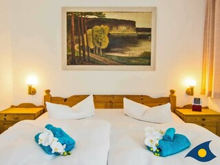 Schlafzimmer mit Doppelbett