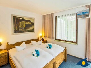 Schlafzimmer mit Doppelbett