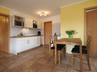 Essbereich mit offener Küche