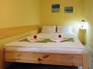 Schlafzimmer mit Doppelbett