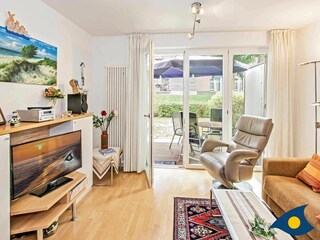 Wohnzimmer mit Zugang zur Terrasse