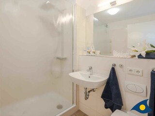 Badezimmer mit Regendusche und WC im Obergeschoss