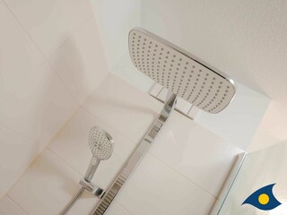 Badezimmer mit Regendusche und WC im Obergeschoss