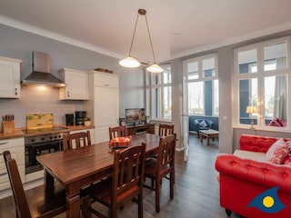 Küche mit Essbereich und Blick auf Veranda