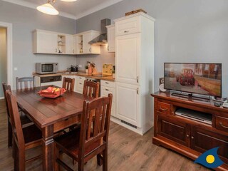 Küche mit Essbereich und Blick und Veranda