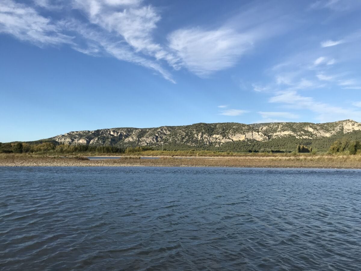 Durance mit Luberon im Hintergrund