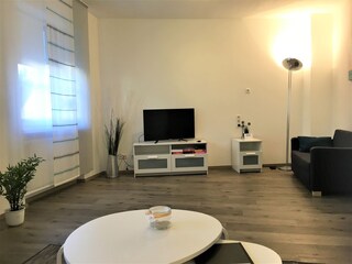 Leseecke und TV im Wohnzimmer