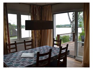 Essbereich mit Zugang zur Terrasse