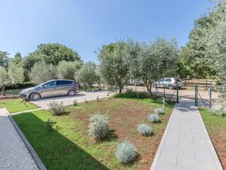 Eingangsbereich, Garten und Parkplatz