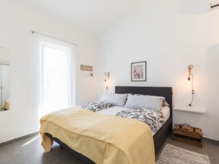 Schlafzimmer 2 mit Terrassenausgang und Badzugang