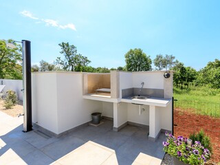 Grillkamin und Außendusche