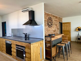 Offene Küche und Wohnzimmer mit Bar