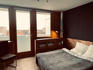 Schlafzimmer mit Palettenbett