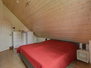Schlafzimmer mit Doppelbett, oben