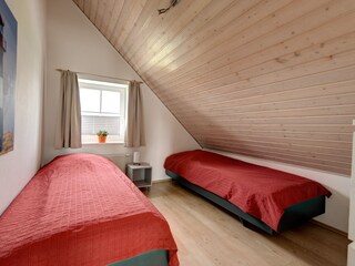 Schlafzimmer mit Einzelbett, oben