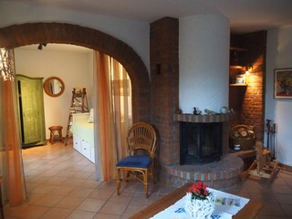 Kamin und Blick ins Schlafzimmer