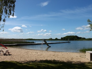 Badestrand mit Wasserrutsche und Sprungturm