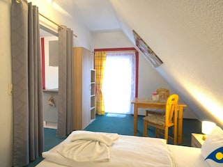 Schlafzimmer mit Zugang zum Balkon