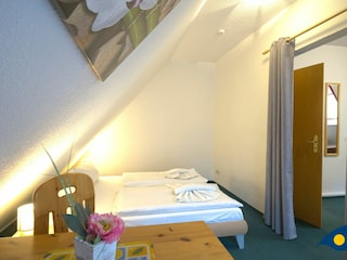 Schlafzimmer mit Zugang zum Balkon