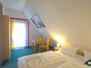 Schlafzimmer mit Zugang zum Balkon