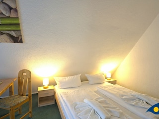 Schlafzimmer mit Zugang zum Balkon