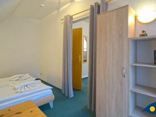 Schlafzimmer mit Zugang zum Balkon