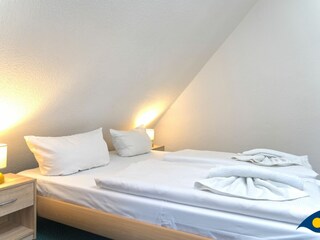 Schlafzimmer mit Zugang zum Balkon