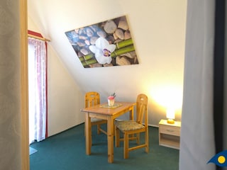 Schlafzimmer mit Zugang zum Balkon