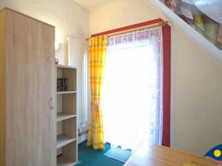 Schlafzimmer mit Zugang zum Balkon