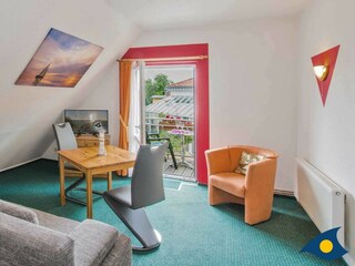 Wohnzimmer mit Essbereich und Zugang zum Balkon