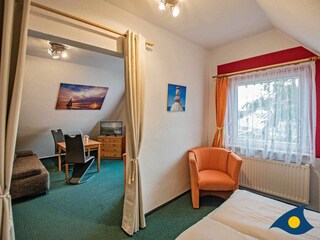 Schlafzimmer mit Durchgang zum Wohnzimmer