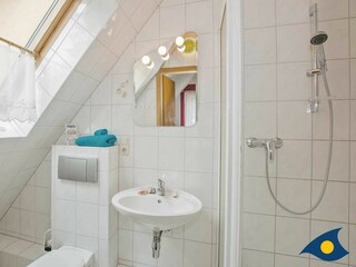 Badezimmer mit Dusche und WC