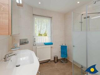 Badezimmer mit Dusche