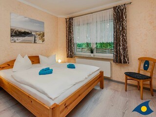 Schlafzimmer mit Doppelbett