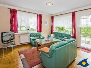 Wohnzimmer mit Zugang zur Terrasse