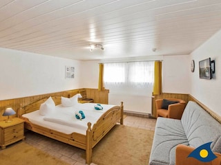 Schlafzimmer mit Doppelbett