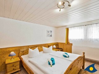 Schlafzimmer mit Doppelbett