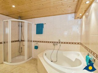 Badezimmer mit Badewanne, Dusche und WC
