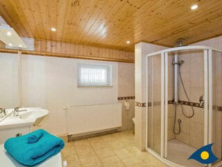 Badezimmer mit Badewanne, Dusche und WC