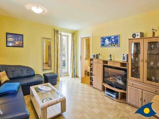 Wohnzimmer mit Zugang zum Balkon