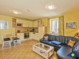 Wohnzimmer mit Essbereich und Küchenzeile