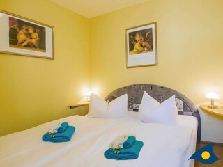 Schlafzimmer mit Doppelbett