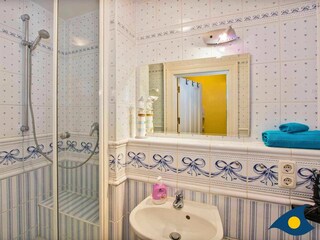 Badezimmer mit Dusche und WC