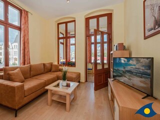 Wohnbereich mit Couch und TV