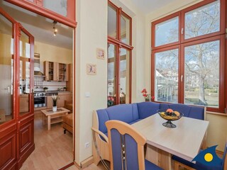 Essbereich mit Blick ins Wohnzimmer